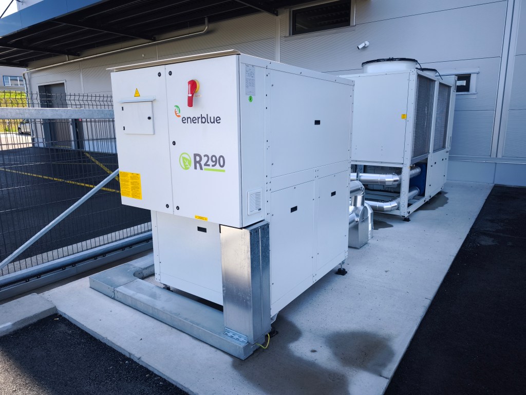 Průmyslová tepelná čerpadla Enerblue o výkonu 180 kW s přírodním chladivem R290 instalovaná v České republice